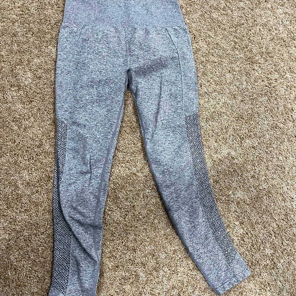 Fabletics Light Gray Women's Leggings - Picture 4 of 5
